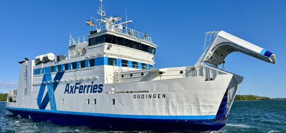 Gudingen närmar sig kaj med öppen bogport 