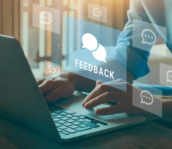 Feedback-formulär fylls i på dator